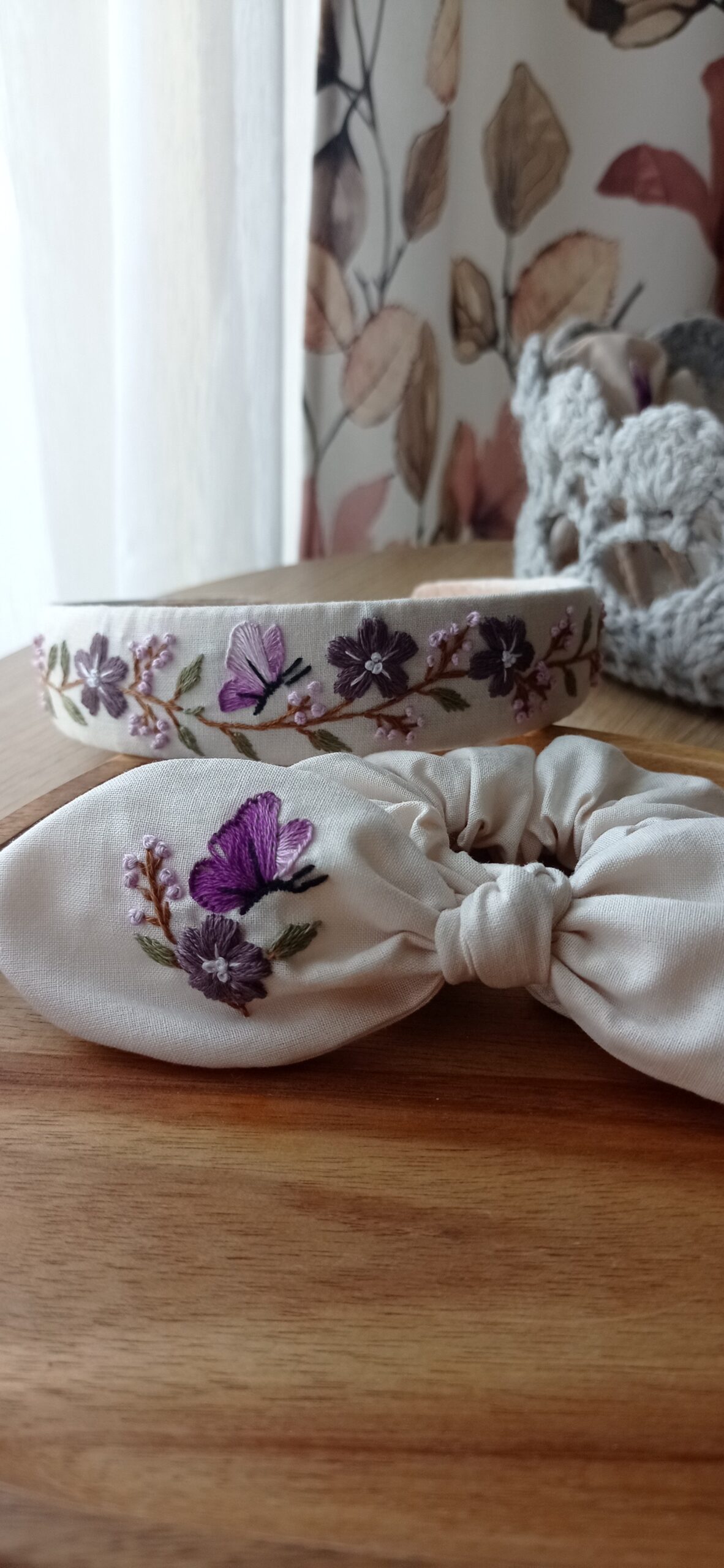 haftowana opaska, gumka scrunchie motyl, recznie robione dodatki do włosów vintage styl