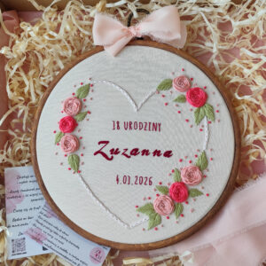 ręcznie haftowany personalizowany tamborek prezent pamiątka urodzin 18 urodziny imię data dekoracja