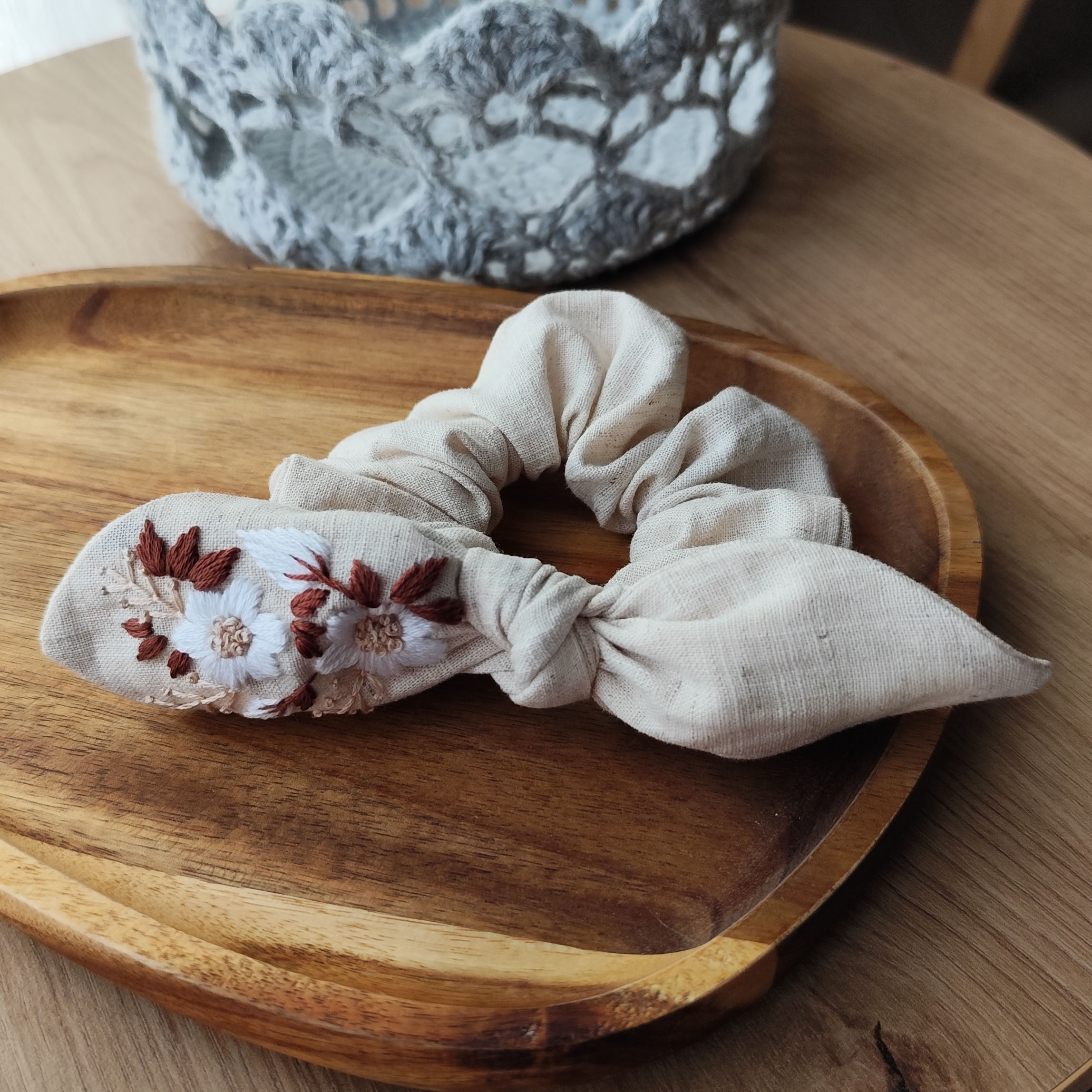 Ręcznie haftowana gumka scrunchie standard z uszkami gałązki i biały kwiat