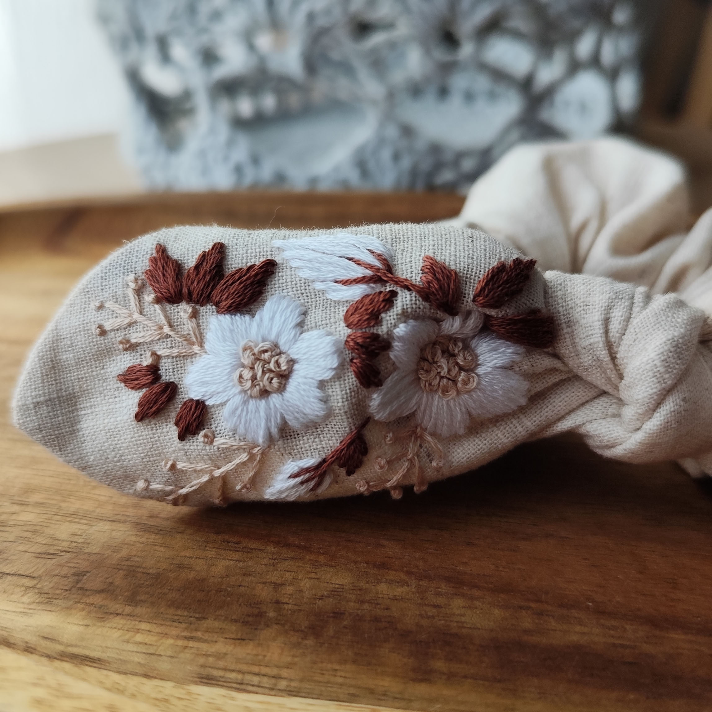 Ręcznie haftowana gumka scrunchie standard z uszkami gałązki i biały kwiat - obrazek 2