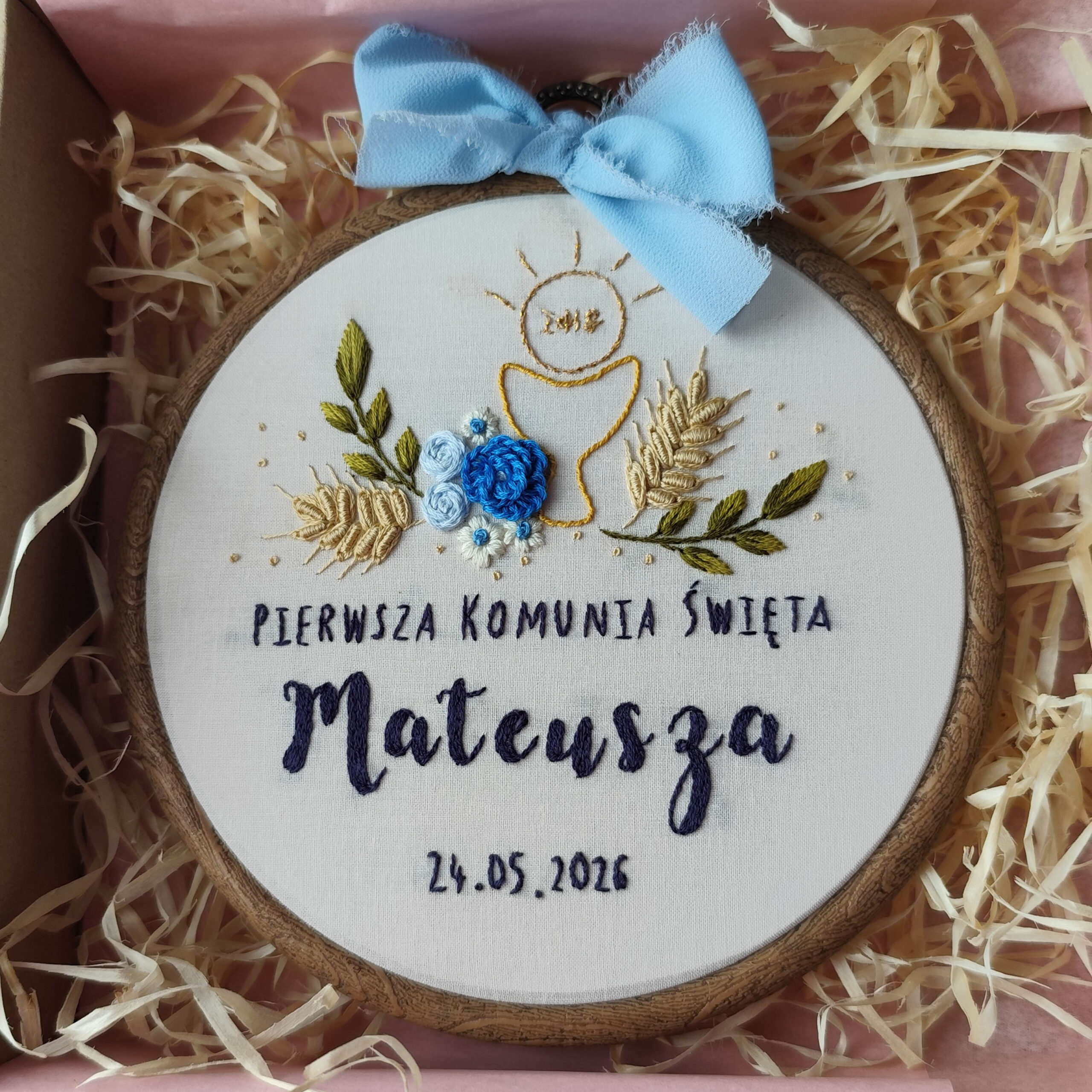Haftowany tamborek komunijny- motyw kwiatów i kielicha - pamiątka Komunii Świętej - obrazek 2